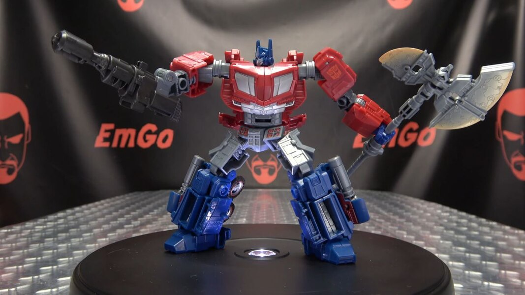 Image Of Gamer Optimus Prime In Hand Video Review From Transformers Studio Series  (33 of 37)